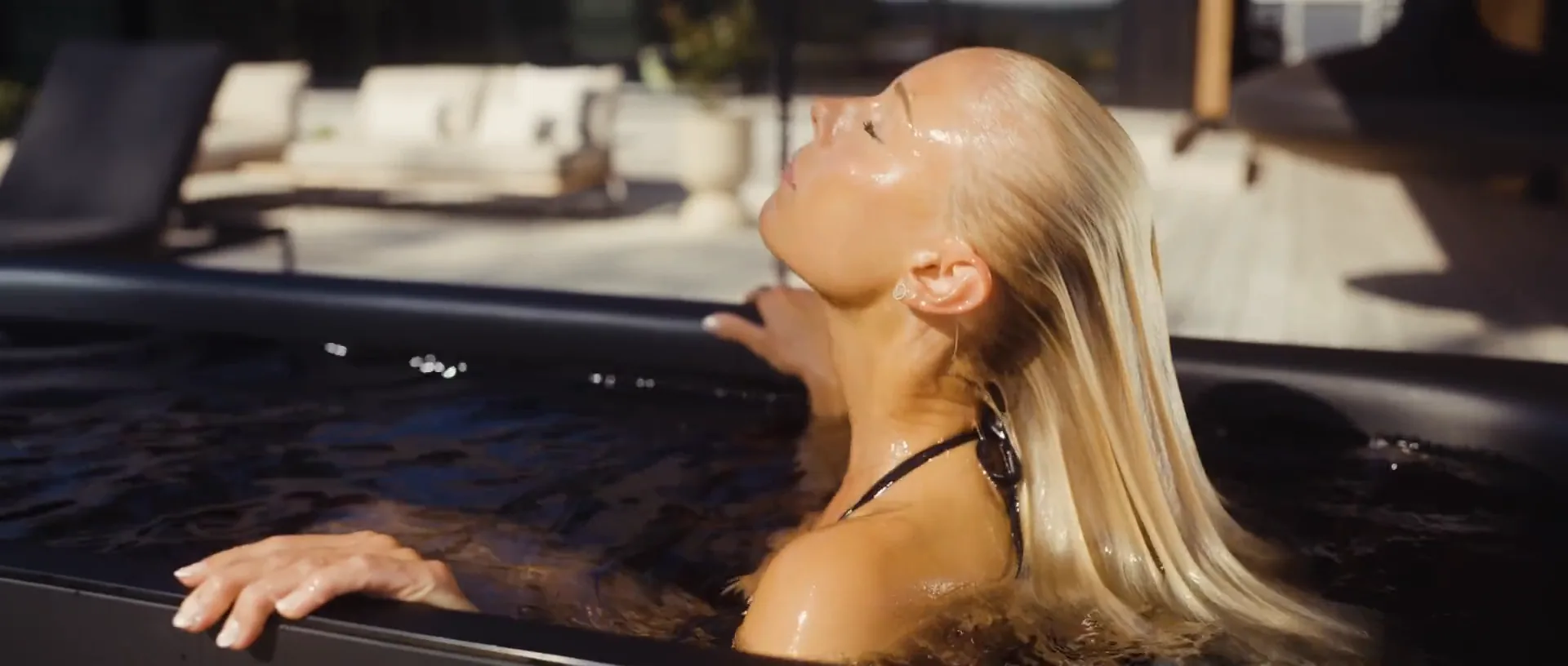 Woman relaxing in an ICY ice bath — Zensation Mallorca